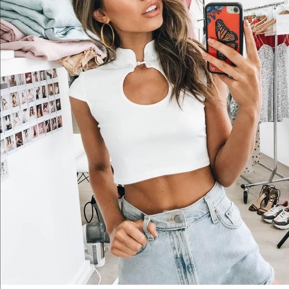verge girl Tops - Key Hole Crop Top 💫